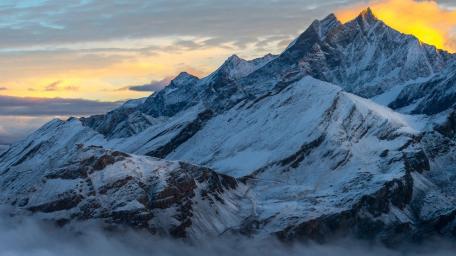Majestic Alpine Peaks at Dusk wallpaper