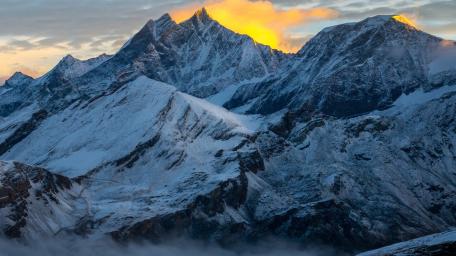 Majestic Peaks of the Alpine Sunrise wallpaper