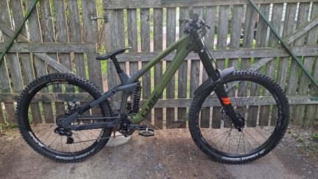 Mountain Bike Enthusiast's Dream Ride wallpaper