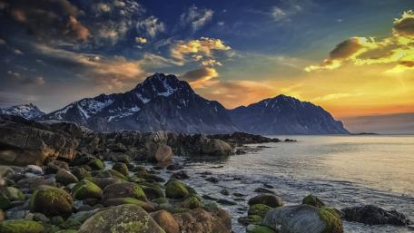 Majestic Mountains Against a Serene Shoreline at Dusk wallpaper