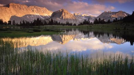 Serene Mountain Reflections in Tranquil Waters wallpaper