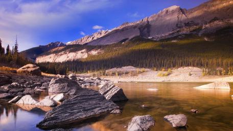 Serene Lake and Majestic Mountains Showcase Nature's Beauty wallpaper