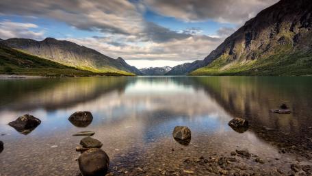 Serene Reflections on Tranquil Waters wallpaper