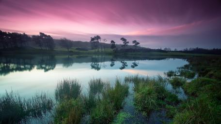 Serenity at Twilight Over a Tranquil Lake wallpaper