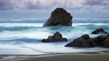 Serene Ocean Waves at Dusk wallpaper