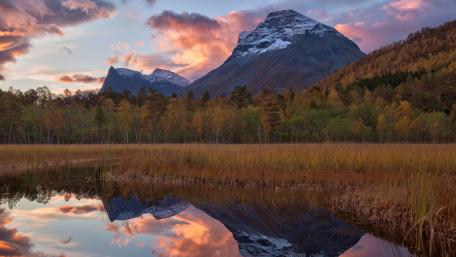 Majestic Mountain Reflection at Dusk wallpaper