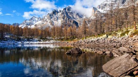 Majestic Mountains Reflected in Tranquil Waters wallpaper