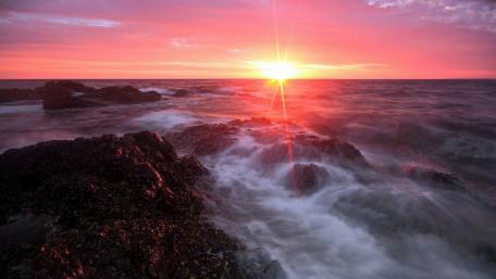 Vibrant Sunset Over Serene Sea Shores wallpaper