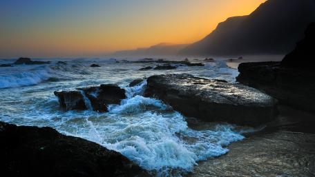 Tranquil Dusk by the Sea wallpaper
