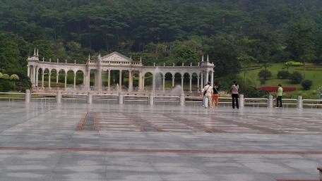 Majestic Columns Overlooking the Park wallpaper