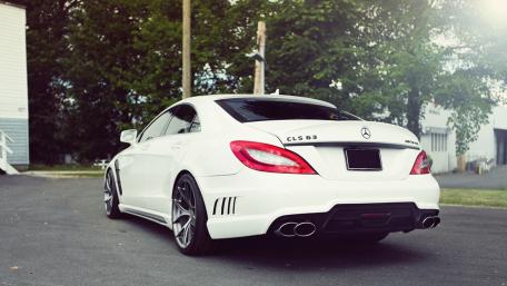 Sleek White Mercedes-Benz CLS63 in Stunning Detail wallpaper