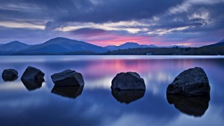 Tranquil Lakeside Reflection at Dusk wallpaper