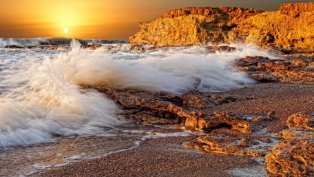 Serene Sunset Over the Beach Waves wallpaper