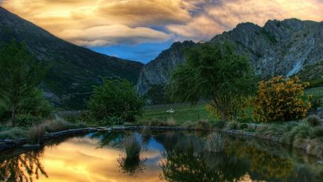 Tranquil Mountain Pond at Sunset's Glow wallpaper