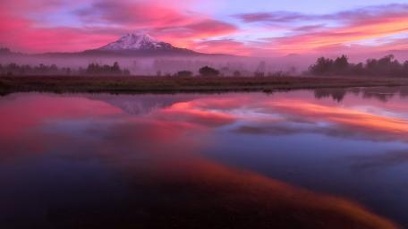 Serene Mountain Reflections in Twilight Waters wallpaper