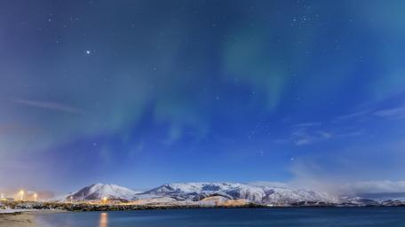 Mesmerizing Aurora under a Starry Sky wallpaper
