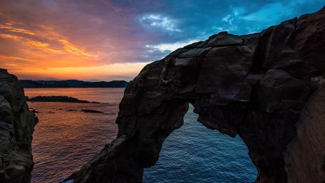 Sunset Through Natural Arch wallpaper