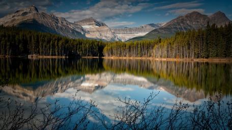 Serenity of Mountain Reflections in Tranquil Lake wallpaper