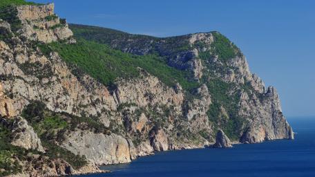 Majestic Cliffside Overlooking Tranquil Waters wallpaper