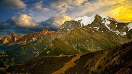 Majestic Mountain Range at Dusk wallpaper