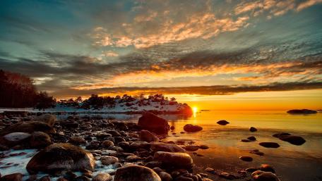 Sunset Serenity Over a Winter Shoreline wallpaper