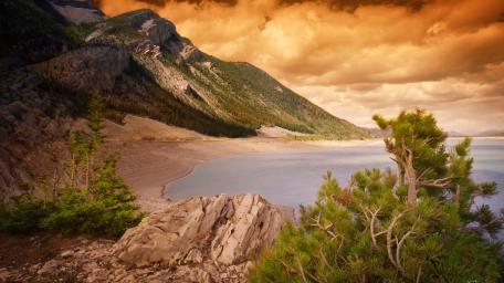 Serene Coastal Evening Glow wallpaper