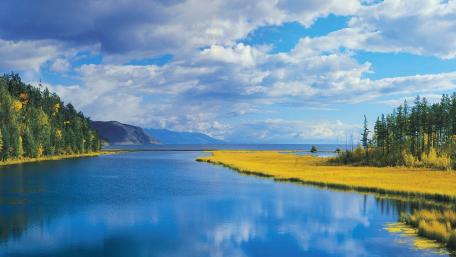 Tranquil River Under a Sweeping Sky wallpaper