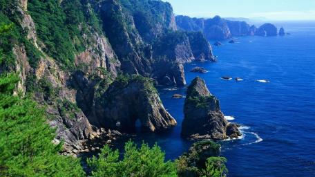 Breathtaking Cliffside Views Over Serene Sea Waters wallpaper