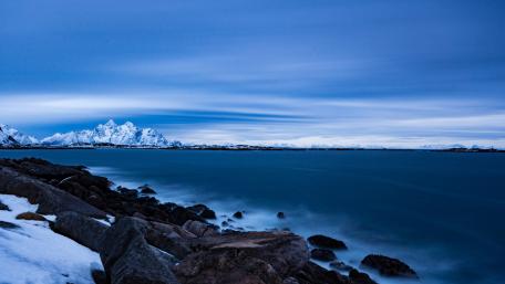 Tranquil Arctic Sea at Dusk wallpaper