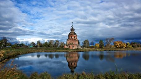 Tranquil Reflections of a Russian Temple by the Lake wallpaper