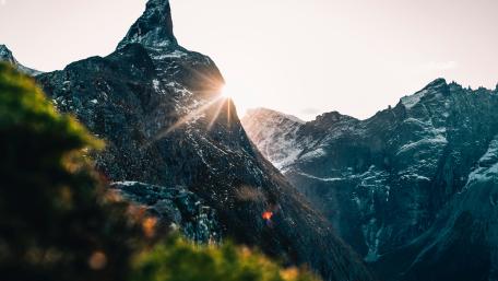 Mountain Sunrise over Majestic Peaks wallpaper