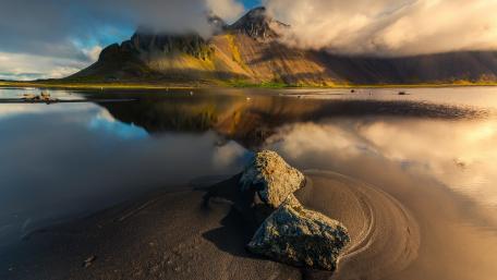 Majestic Mountain Reflection in Tranquil Waters wallpaper