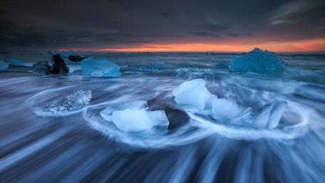 Frozen Beauty of the Arctic Ocean at Dusk wallpaper