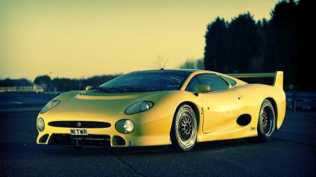 Fierce Elegance of the Jaguar XJ220 wallpaper