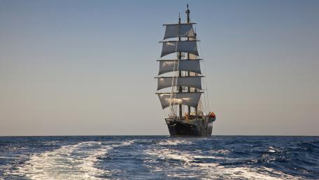 Sailing into the Horizon wallpaper