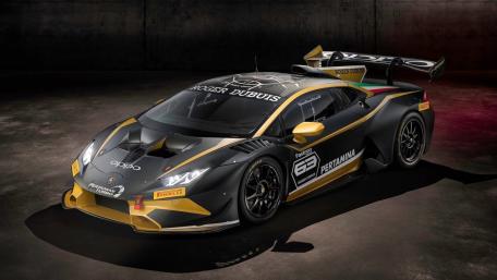 Sleek Lamborghini Racing Dream Wallpaper wallpaper