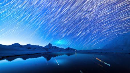 Starry Night Over Majestic Peaks wallpaper