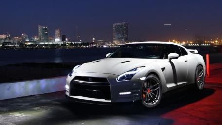 Sleek Nissan Skyline GT-R at Nighttime Drive wallpaper