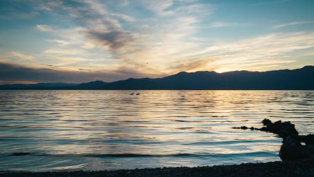 Tranquil Lake Sunset Reflection wallpaper