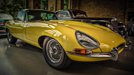 Classic Jaguar Sports Car in Stunning Yellow Shade wallpaper