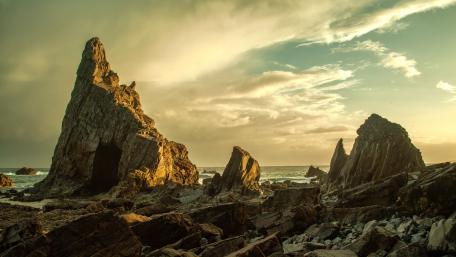 Majestic Rocky Seascape at Dusk wallpaper