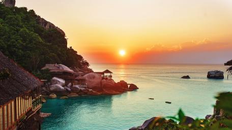 Serene Sunset Over Tropical Ocean Retreat wallpaper