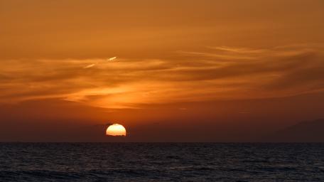 Serene Sunset Over Calm Waters wallpaper