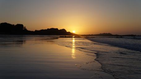 Stunning Sunset Over Tranquil Shoreline wallpaper