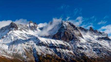 Majestic Himalayan Peaks Under a Clear Blue Sky wallpaper