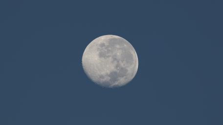 Majestic Moon in Clear Sky wallpaper