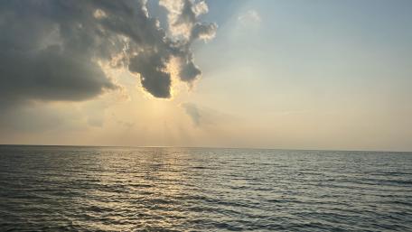 Serene Horizon with Sunbeams Over the Sea wallpaper