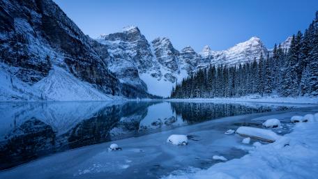 Moraine Lake in wintertime wallpaper