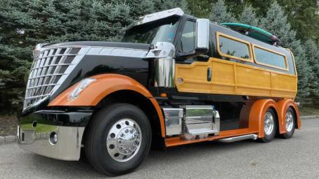 Boldly Styled International LoneStar Semi-truck Wallpaper wallpaper