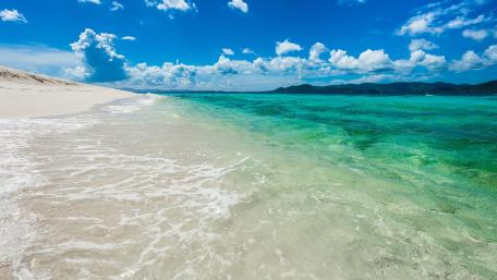 Shimmering Coastal Bliss in 5K Resolution wallpaper